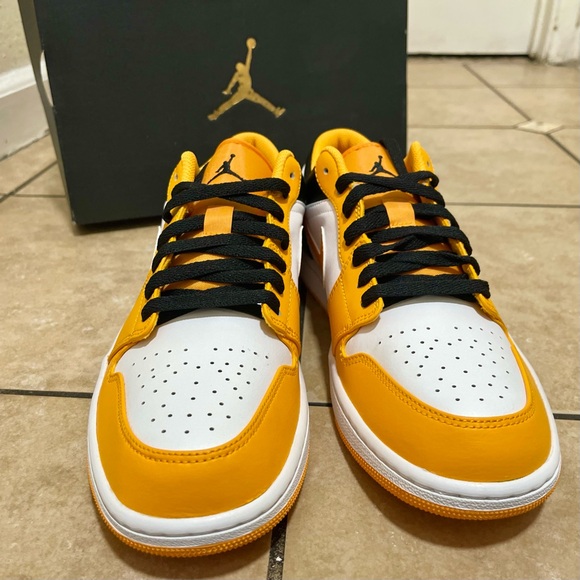 Men’s AIR JORDAN 1 LOW - Picture 6 of 8